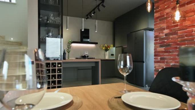 现代豪华深灰色和带餐桌的厨房
