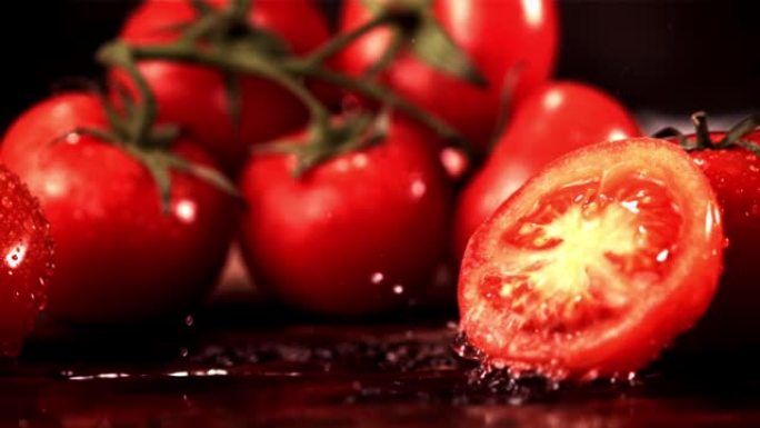 超级慢动作在一块西红柿上落下水滴。以1000 fps的高速相机拍摄。