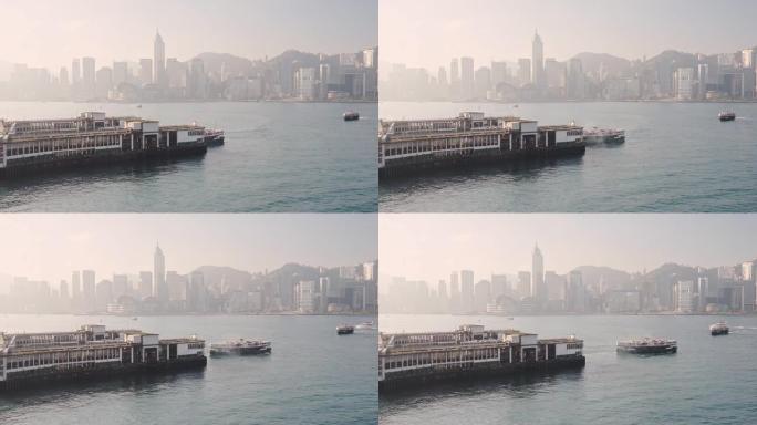 中国海中维多利亚港的天星码头，俯瞰香港中环的摩天大楼。-宽镜头