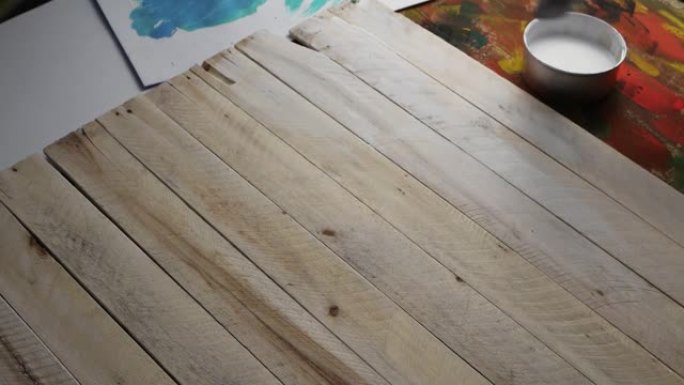 Decorator用水性底漆覆盖木板的表面