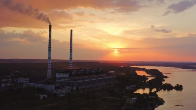 河边有烟囱的工业炼油厂。工业区令人惊叹的日落。从上方观看。德龙的视频。