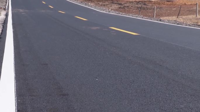 新修的柏油马路油漆路笔直修路