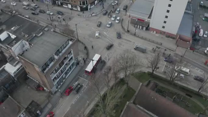 在繁忙的交通4k RAW上，伦敦警车的自上而下追踪镜头
