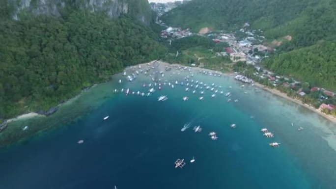 菲律宾巴拉望的爱妮岛。以船和海洋为背景的海景。游客中非常受欢迎的观光场所