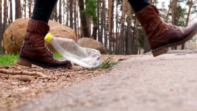 面目全非的坏人把塑料瓶扔进森林里的草地。概念生态问题，塑料回收，污染自然
