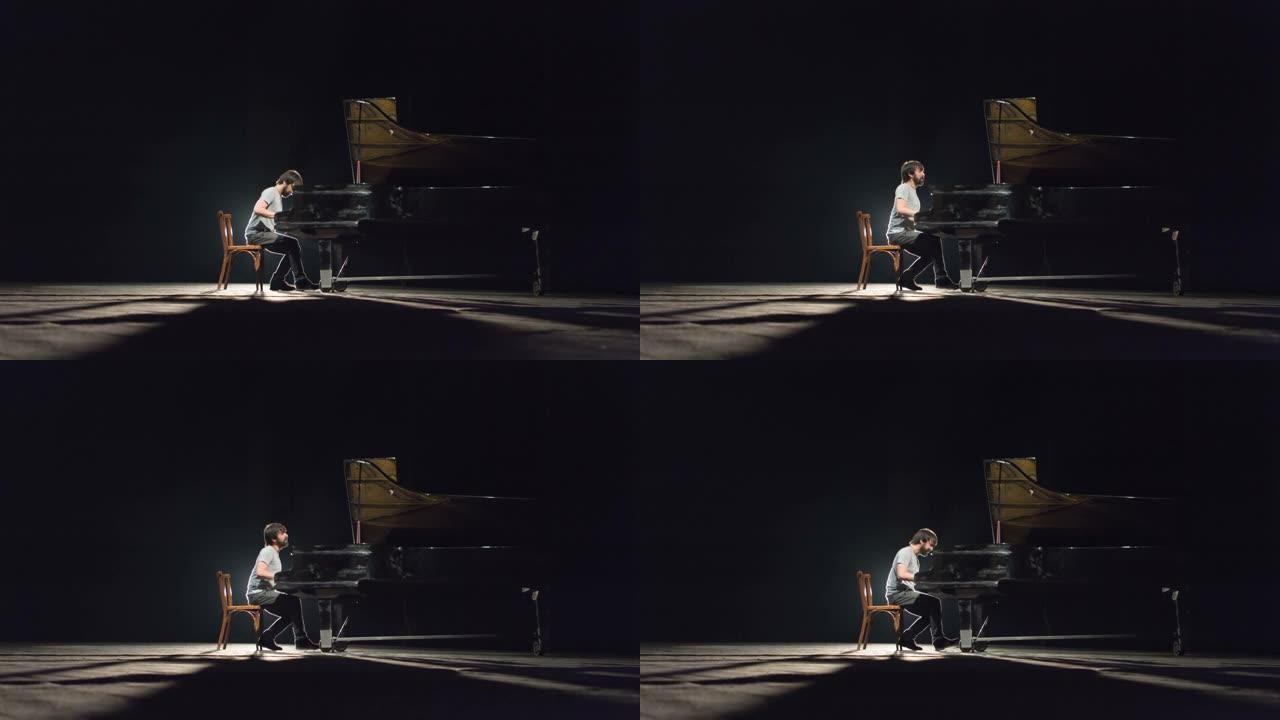 一位现代经典钢琴家在黑色舞台上弹奏钢琴