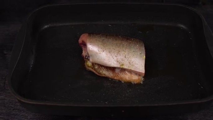 在深锅中油炸的红鱼片，带有不粘涂层