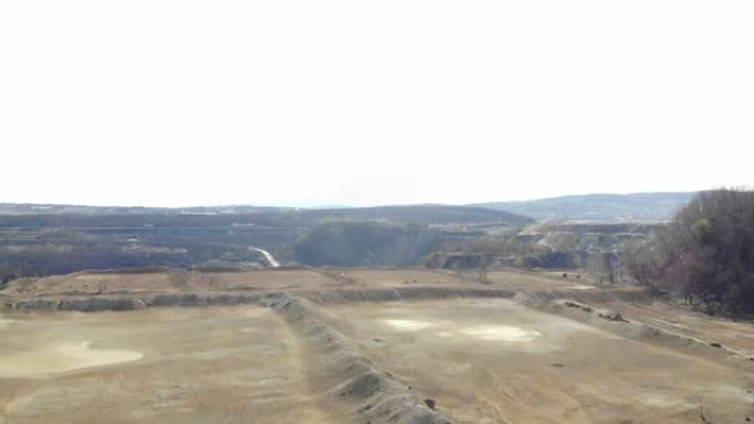露天矿井的鸟瞰图。提取矿石后的工业景观的俯视图，令人难以置信的浮雕展示。景色就像月亮的浮雕。