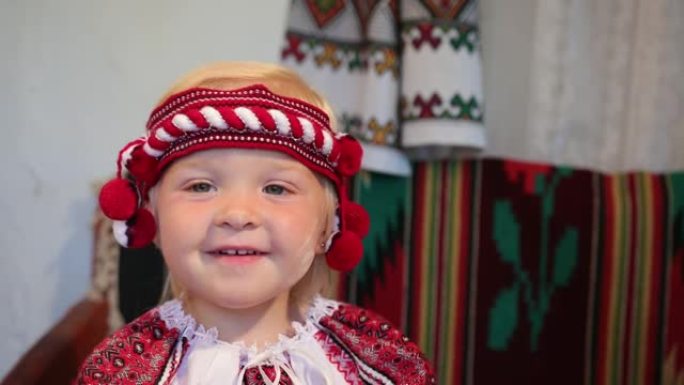 穿着旧乌克兰vyshyvanka服装的小女孩的肖像，微笑着
