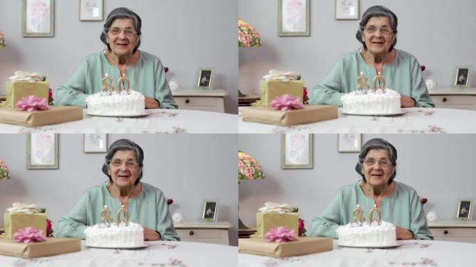 庆祝80岁生日的高级女性