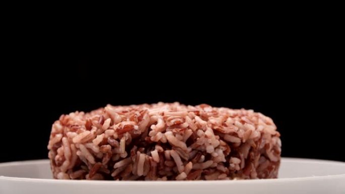 糙米含有有益于健康的矿物质，维生素和纤维。