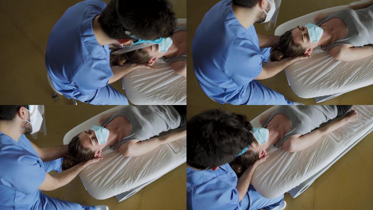 医生和病人戴着外科口罩，实现颈椎动员手动治疗颈椎