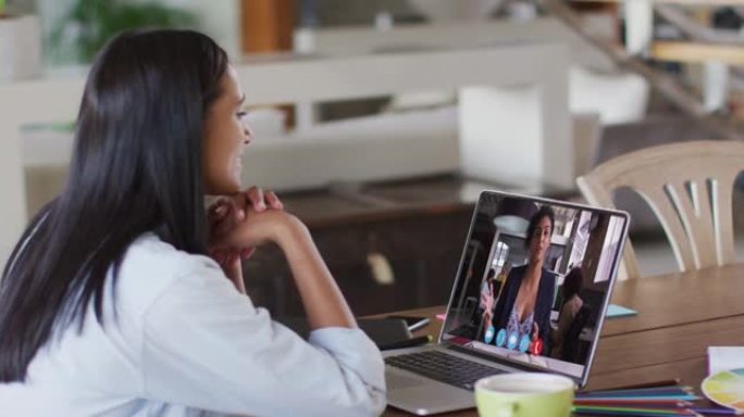 非裔美国妇女在家里的笔记本电脑上与女同事进行视频通话