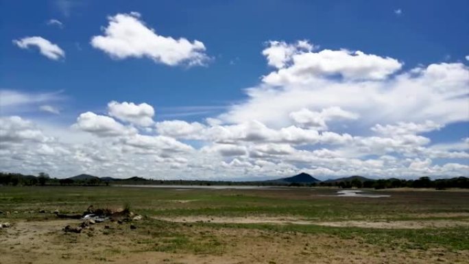 在马拉维的一个水坑上眺望，清脆的蓝天白云的延时