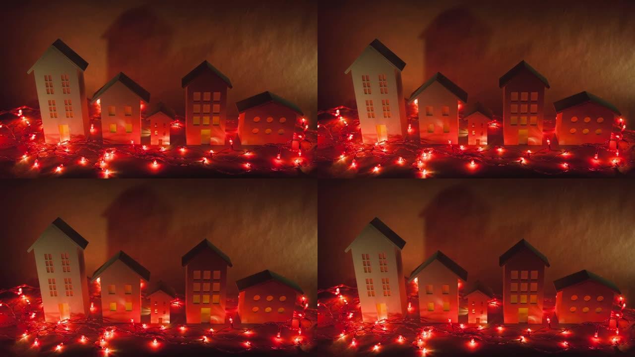 带有红色圣诞花环的装饰性神话般的房子营造出梦幻般的氛围