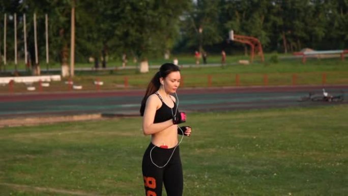 俄罗斯克麦罗沃-2018年7月11日: 年轻女运动员在户外跑步机上在体育场跑步