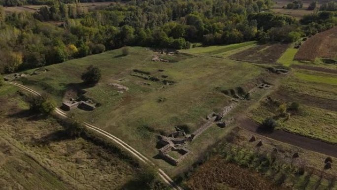未经编辑的无人机鸟瞰图古罗马军事营地、堡垒废墟，考古目的地Timacum Minus靠近塞尔维亚Kn