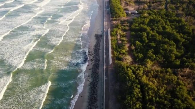 在福冈县古贺市花见海滩的海浪拍打