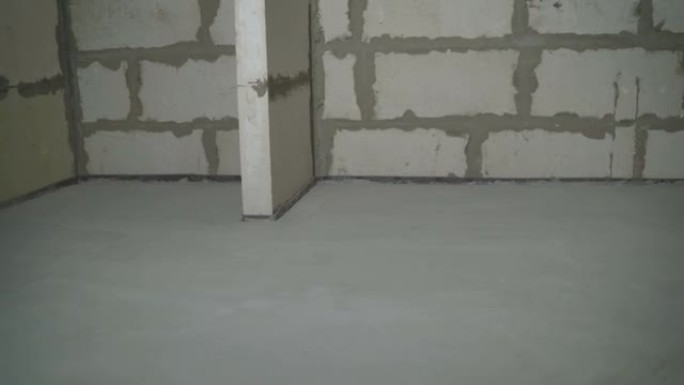 完成的结果，解决方案在地板上对齐。建筑商用砂浆和混合物将地板夷为平地。填充熨平板地板维修和家具，浅景