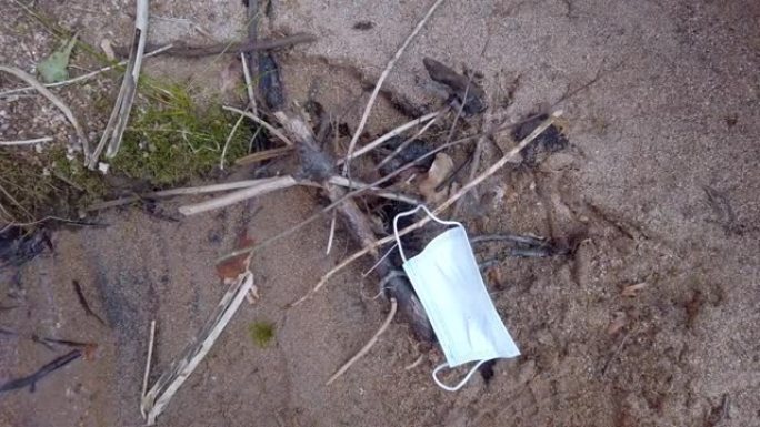 漂浮在河上的废弃防护面罩