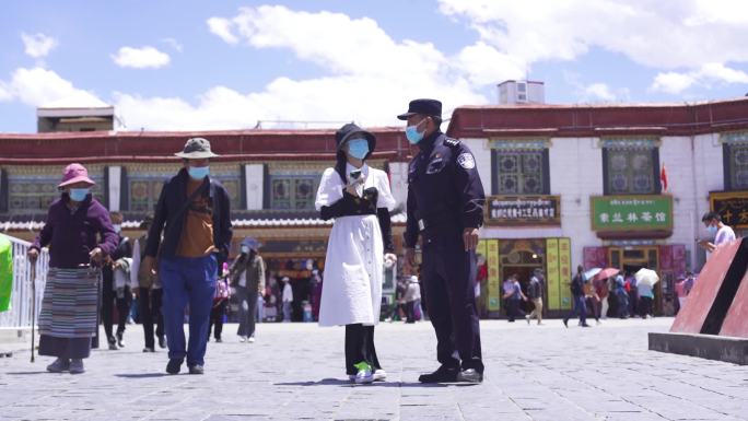 谈话 旅游目的地 女性游客 向警察咨询