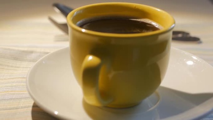 那杯黄色的咖啡因地震的震颤而颤抖。
