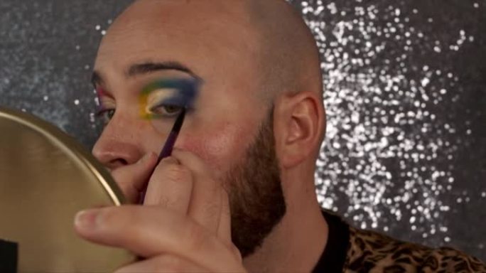 一位男性化妆师的4k视频片段集中了他的眼影