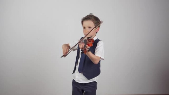 一个有才华的男孩拉小提琴