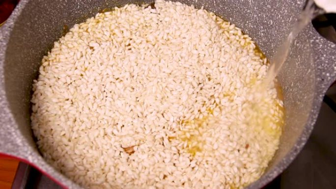 有人在煎锅里的米饭上倒水，用香料关闭