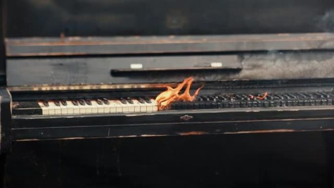火焰慢动作中的黑色钢琴