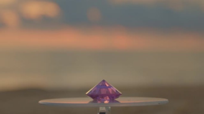 日落时海滩上的粉红钻石
