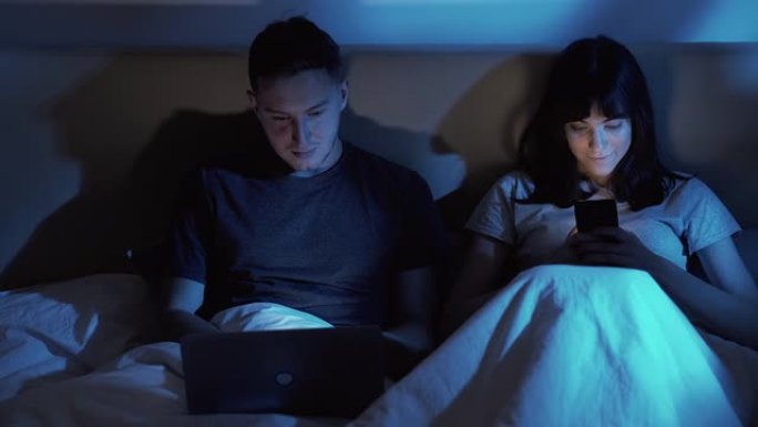小工具夜数码情侣使用手机笔记本电脑床