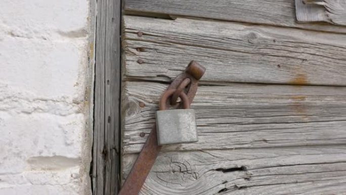 爱沙尼亚木门上的挂锁