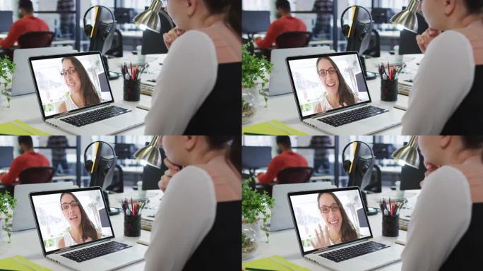 白人妇女在办公室的笔记本电脑上与男女办公室同事进行视频通话