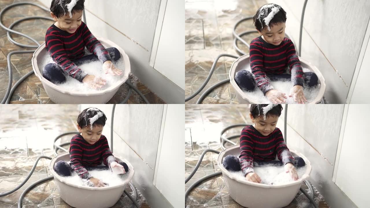 男孩在大浴缸里玩水