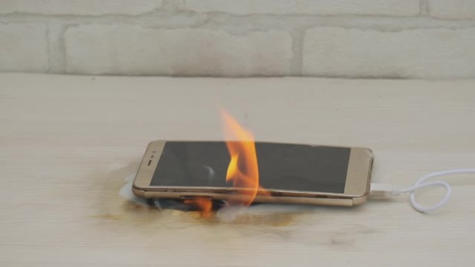 躺在家里或办公室的桌子上充电时，电池膨胀的手机会燃烧红色火焰。房屋火灾原因的概念