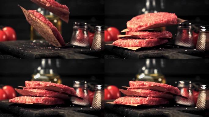 生汉堡的超慢动作落在切菜板上。以1000 fps的高速相机拍摄。