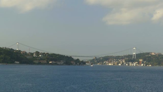 来自博斯普鲁斯海峡的一艘船的伊斯坦布尔海景