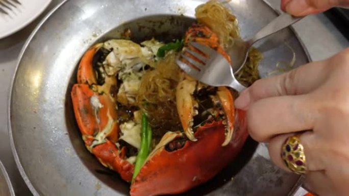 吃蒸锅蓝蟹粉丝玻璃面条泰国式美食俯视图