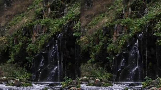 一条清澈的山河沿着一条石渠在暴风雨的溪流中奔跑