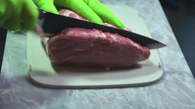 男子部分切成薄片的生猪肉用于烧烤。食品与健康概念。