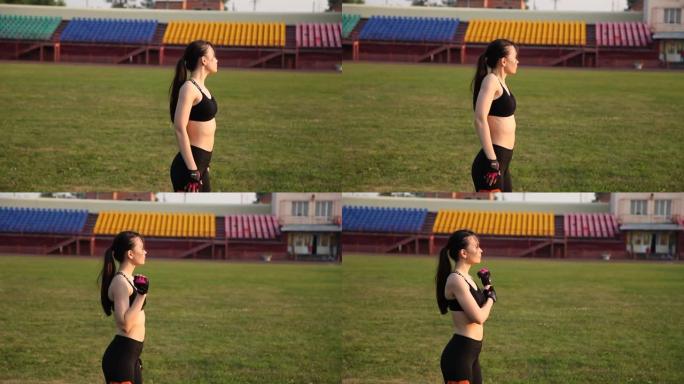 俄罗斯克麦罗沃-2018年7月11日: 年轻女运动员在室外体育场热身
