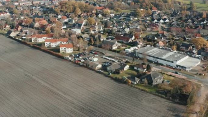 POV从通往德国郊区的边缘，在通往道路和乡村道路的旁边有商业建筑和旧住宅建筑
