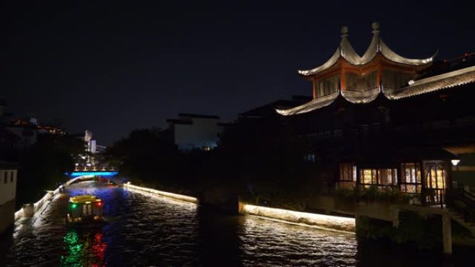 夜间照明南京市著名古城河船交通全景4k中国