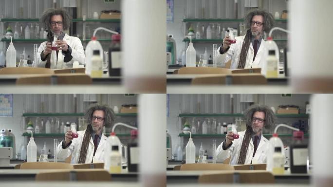 有趣的教授在实验室进行化学实验。疯狂的科学教授实验化学配方