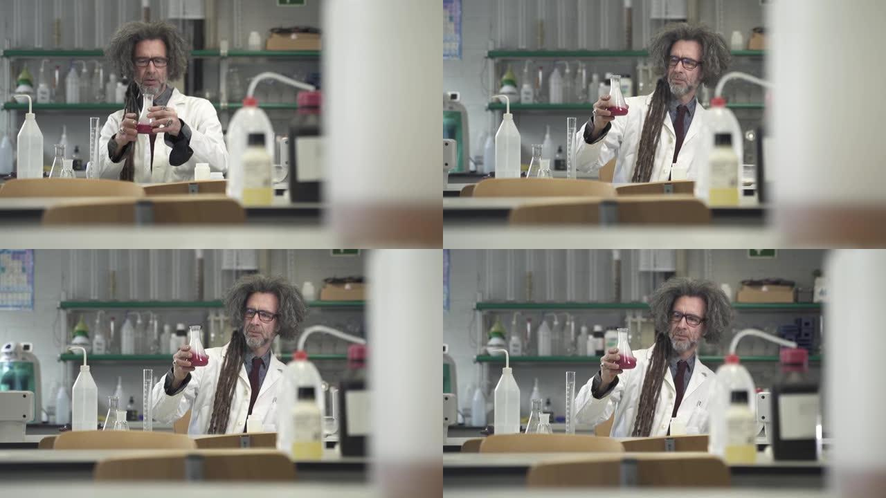 有趣的教授在实验室进行化学实验。疯狂的科学教授实验化学配方