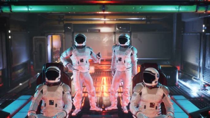 宇航员乘坐他们的星际飞船在太空旅行。该动画适用于梦幻般的，未来派或太空旅行背景。宇航员的宇宙飞船视图