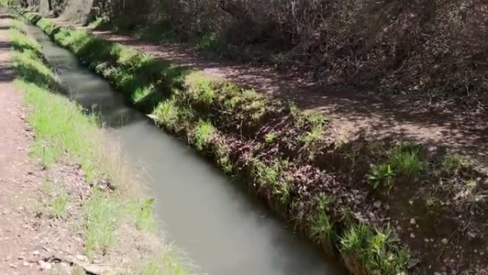 瓦拉多利德省拉古纳·德·杜罗 (Laguna de Duero) 沟渠上的水道与水感