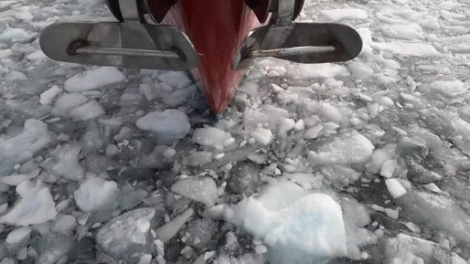 一艘破冰船在冰冷的水中游泳。