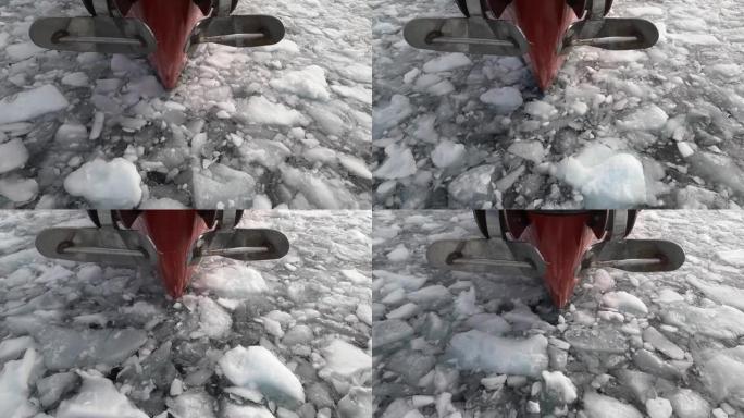 一艘破冰船在冰冷的水中游泳。